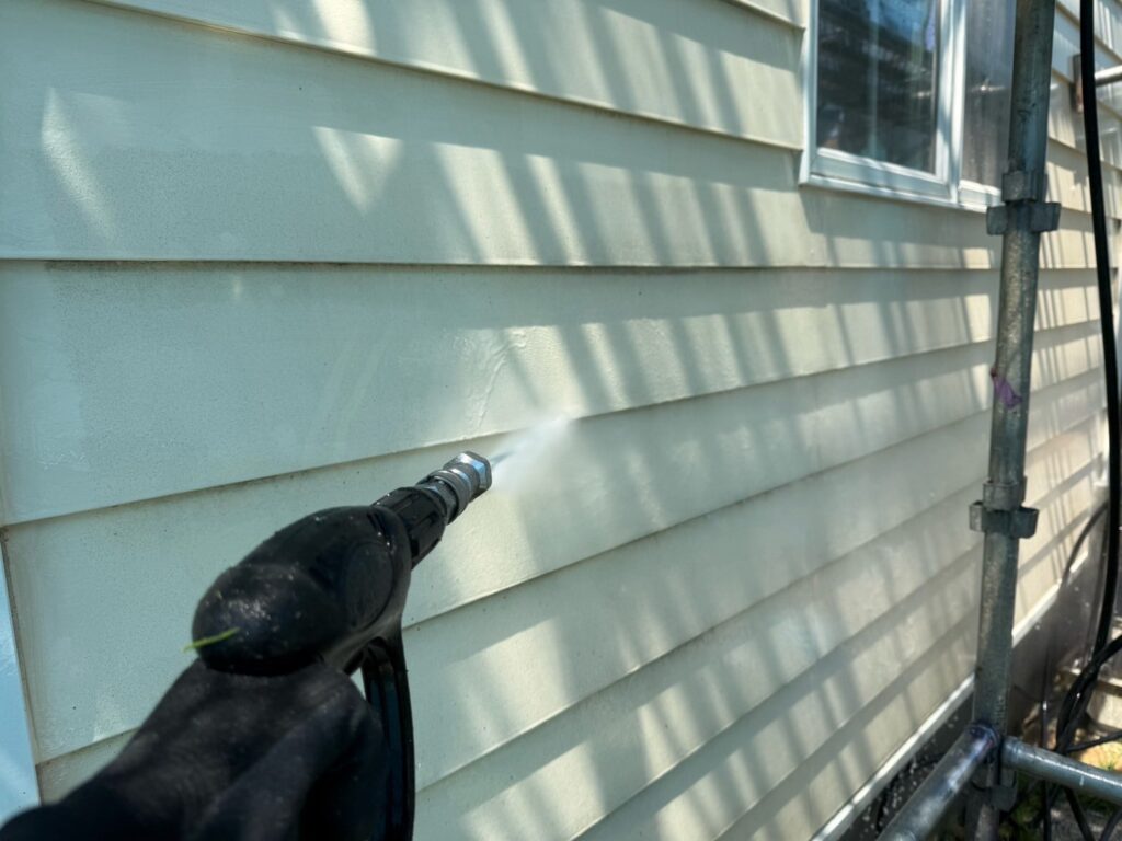 外壁：高圧洗浄<br />
（表面のコケやカビをしっかりと落としました。）